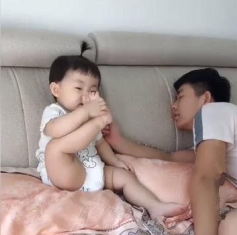 小朋友|女儿抬脚给爸爸闻，宝爸立刻假装被熏倒，宝宝之后的举动笑翻网友