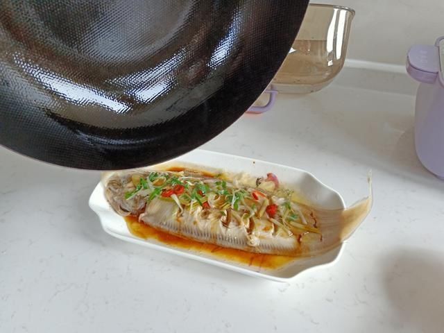 小米辣|这种鱼既珍贵又奇怪，不刮鳞只剥皮，简单一蒸，色香味俱全