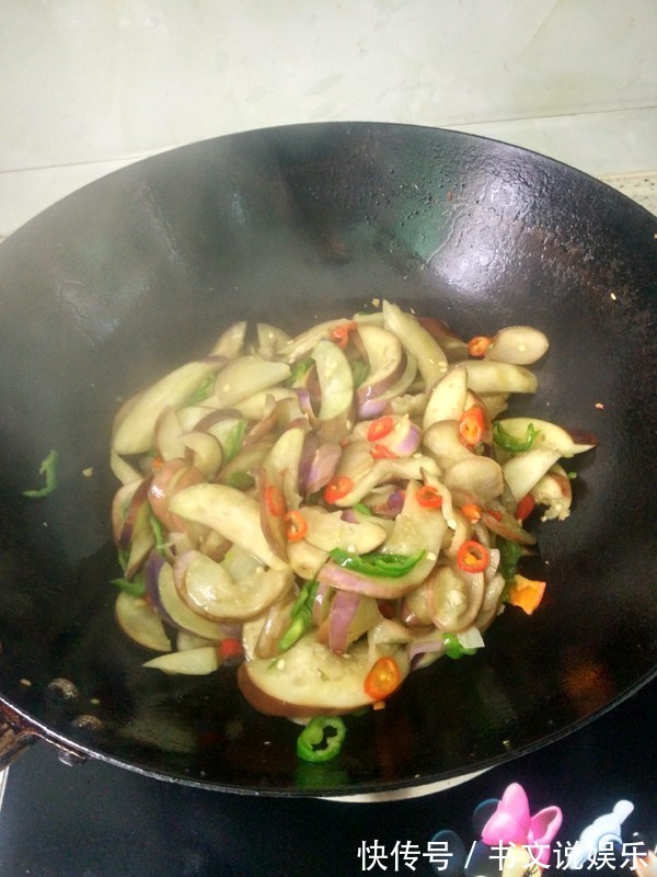 炒茄子先放油是大错特错，大厨教你1招，茄子不吸油还香嫩