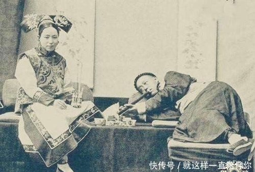 男子|晚清鸦片馆的真实场景:男子骨瘦如柴,女子姿势优雅,任人摆布