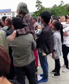 |搞笑GIF:妹子,佩服佩服,这都可以过来啊