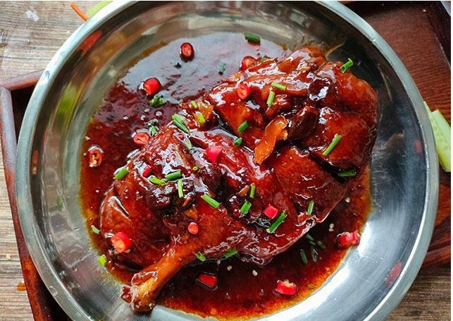 夏天少吃猪肉多吃，买来不切块，整个煎一煎，加料卤一卤，真香