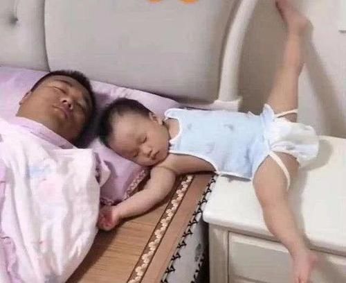 宝宝|一家四口睡姿火了,看得出来父母是真爱,两个孩子是意外