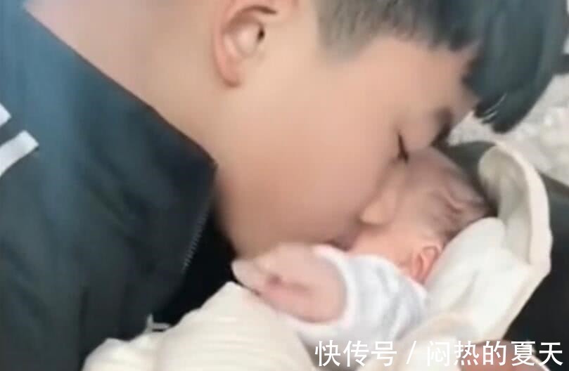 刘女士|18岁儿子喜当哥,嘴上说不稀罕,看到妹妹后画风立转,太温馨了