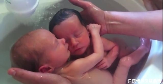 肚子|双胞胎宝宝认为自己还在母亲的肚子里,紧紧的搂在一起,好暖心啊