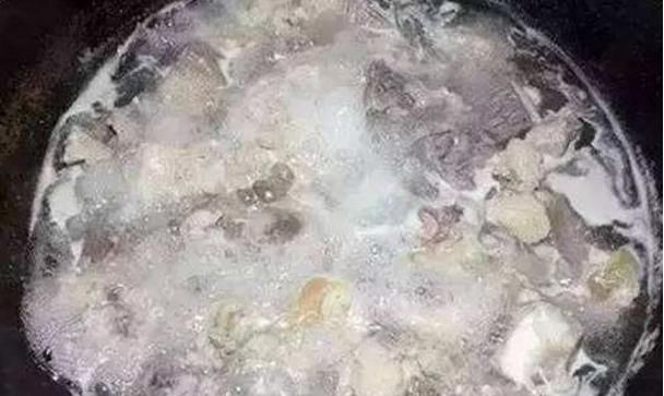 沫子|煮猪肉的“白沫”是脏东西还是营养物质,9成人没猜对,真是白吃