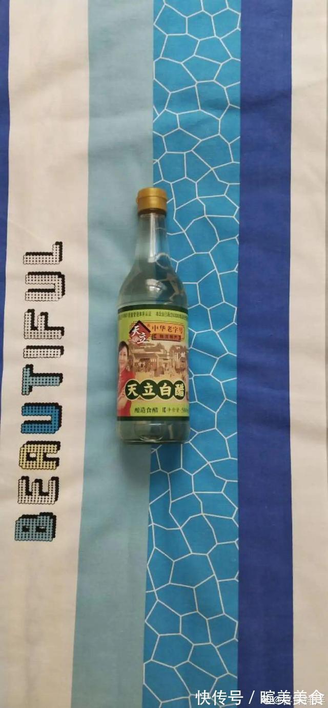 浇花|花盆里冒一层白霜,原来有大危害,抓紧清理