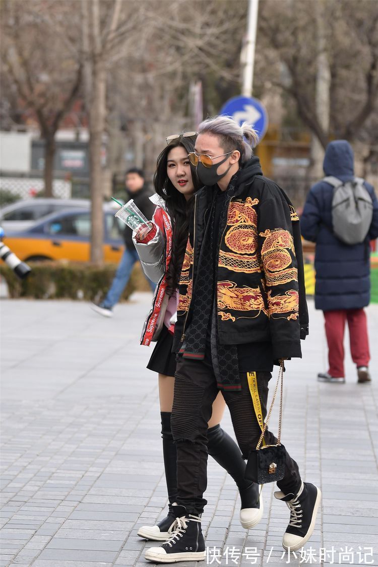 黑色|街拍:小姐姐搭配白色羽绒服,黑色弹力裤和过膝靴,保暖又时尚!