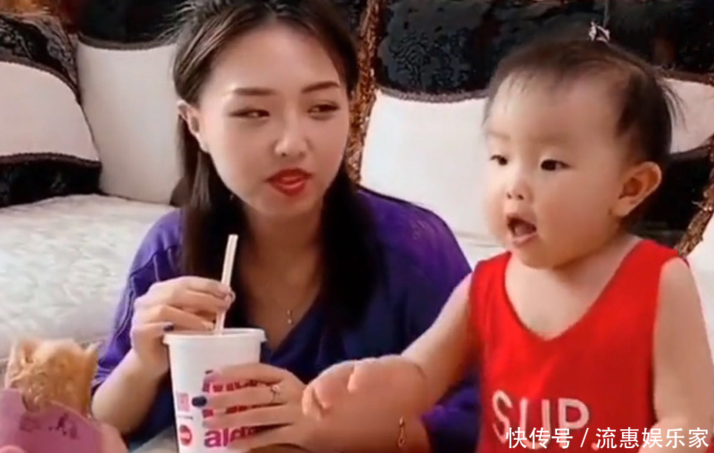 爸爸|爸爸只喂妈妈东西吃,闺女的眼神透着杀气,小棉袄生起气来可爱