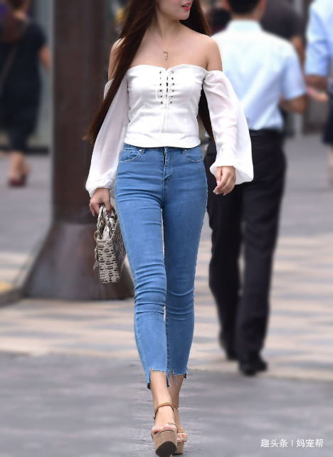 上衣 简约牛仔裤+魅力裹胸上衣,精神饱满,彰显夏日清爽气息
