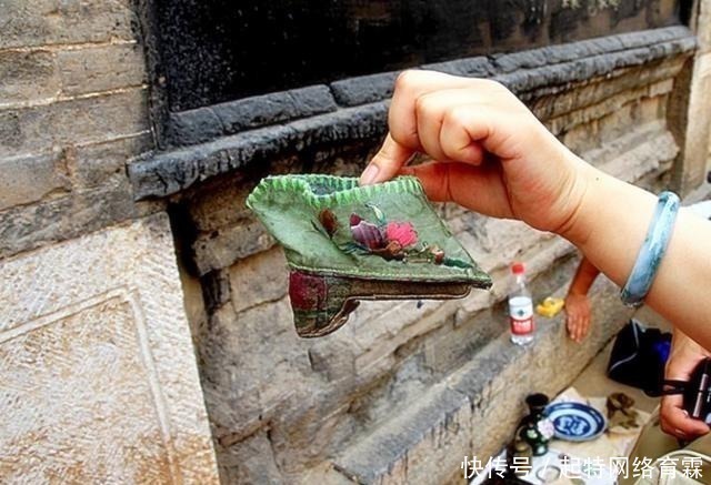 鞋底 高跟鞋穿多了真不好吗?中国人一千多年前就开始穿了