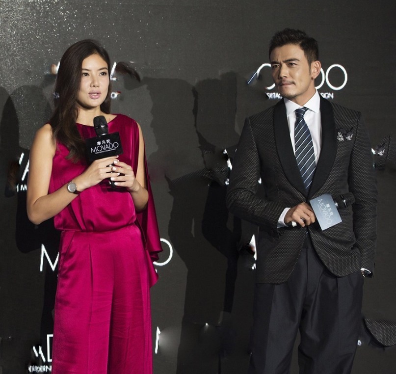 我被乐基儿饱满身材迷住了!卷发造型配无袖波点连衣裙,高贵优雅