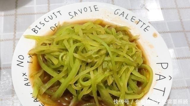 回娘家蹭晚餐，一桌9道食物，晒朋友圈火了，网友：确定是亲妈