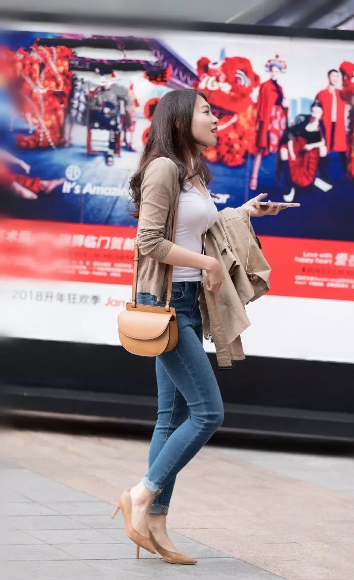 街拍|街拍：白色蕾丝修身背心，成功提升女人魅力