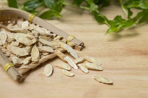 枸杞泡水|枸杞泡水喝，别犯两个错，不然营养都浪费了！但怎样吃更好