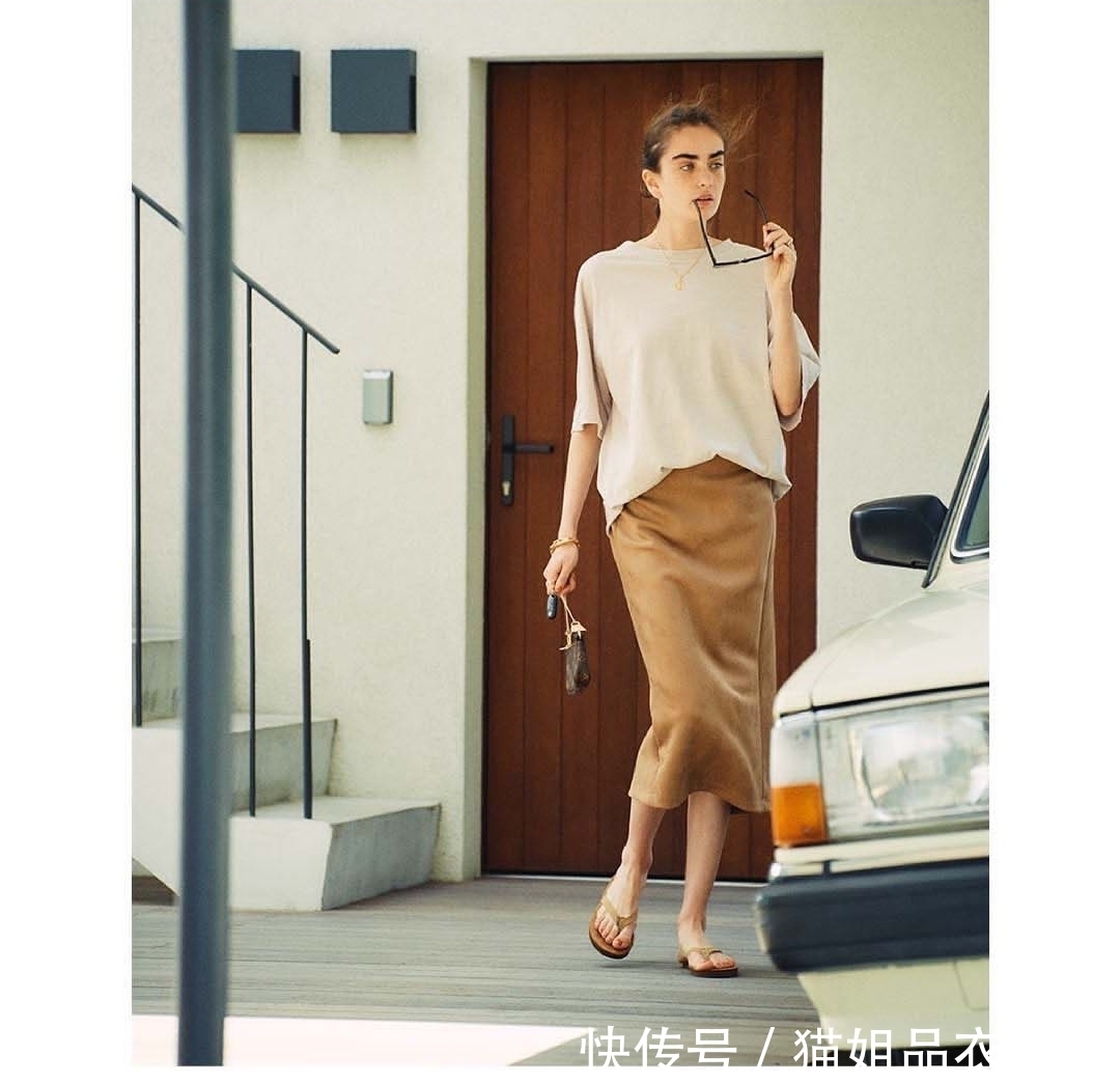 越简单越挑人，参考她的“随性极简风”搭配，全程穿凉鞋，美极了