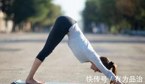 腿部|还没练瑜伽的你，4个入门动作刚好适合，拉伸身体，疏通经络