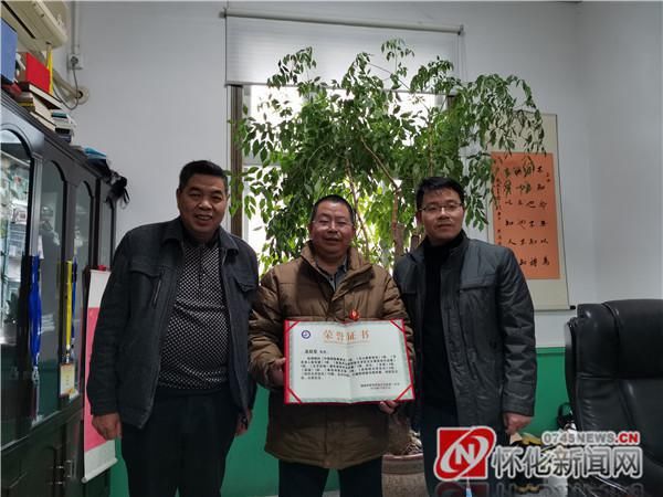  赠书|新晃：情系母校 赠书留香