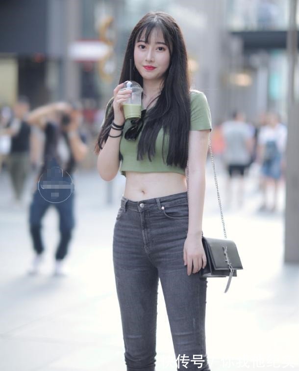 T恤 公司新来的女同事,紧身牛仔裤搭配高腰T恤,淑女气质十足!