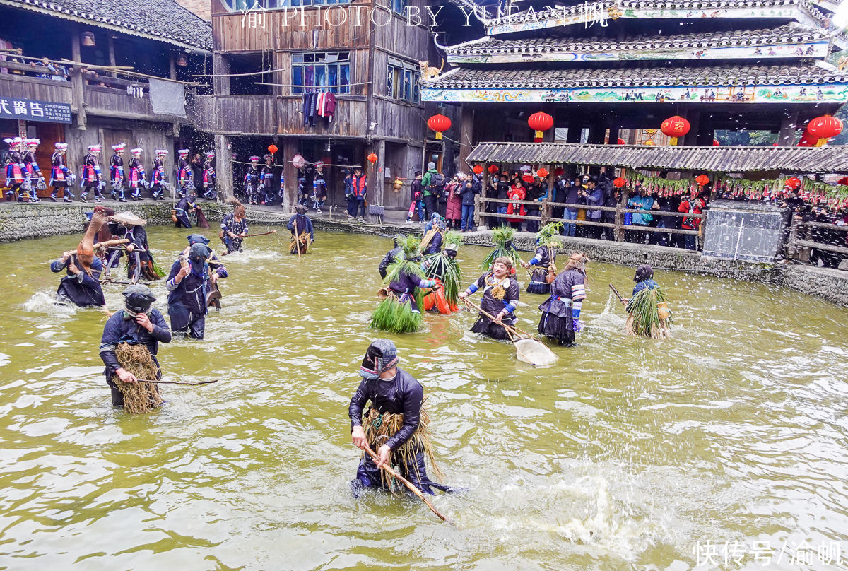 热闹|全国最大侗寨喜迎新年，万人同乐“抬官人”，欢天喜地好热闹