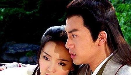 上联&女子出一上联“肥水不流外人田”,县令“妙”对下联令人佩服!