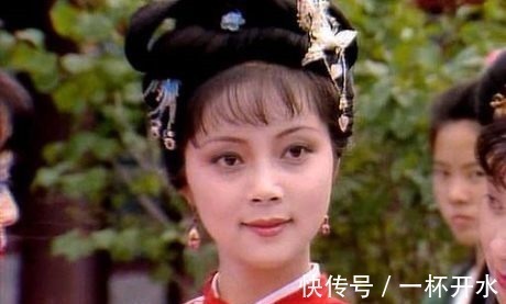 王熙凤!薛宝钗端庄大方她对表姐的一个称呼露出了破绽,太没教养了!