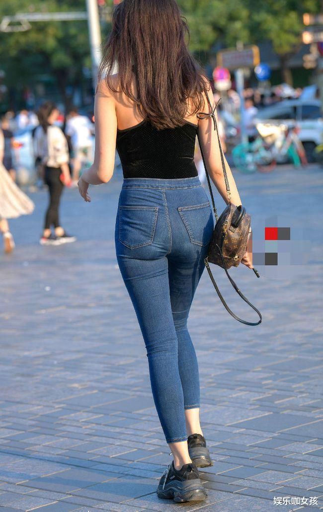 时尚街拍：牛仔裤小姐姐，优雅气质的同时又很甜美