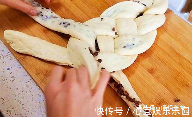 真好吃|1碗面粉2个鸡蛋，教你做懒人面包，不加一滴水，松软香甜真好吃