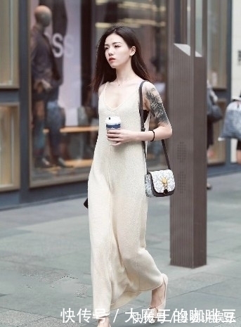 小妖孽|妖孽时尚:街拍身穿高挑的小姐姐,穿着得体,腿长吸睛,穿搭时尚