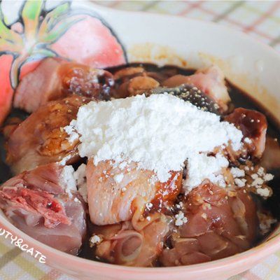 香到人人夸的「啫啫鸡煲」鲜嫩多汁,怎么能这么好吃