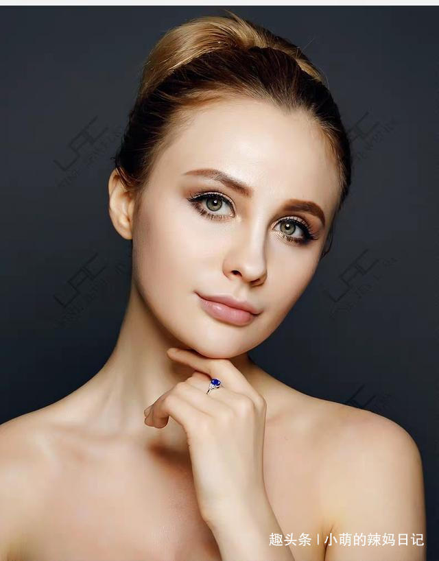 气质 真正贵气的女人,很少带黄金,更爱这3种首饰,时尚又显气质