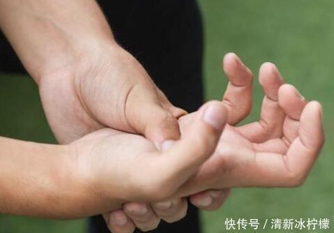手掌上的这些信号预示血栓,如果不注意当心引发心梗