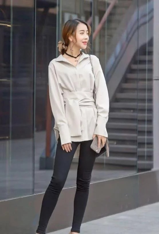 长发披肩|长发披肩的小美女,红色吊带长裙,展现出窈窕身姿