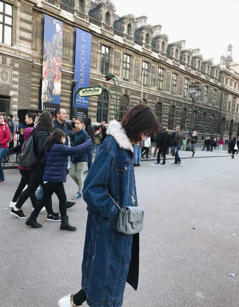  牛仔|马蓉衣服品味在线，穿长款牛仔外套搭配黑色牛仔裤，简约又洋气