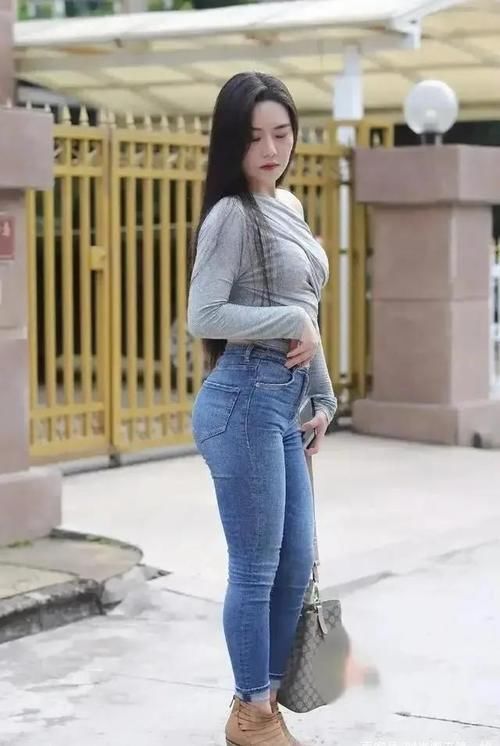 牛仔裤 穿搭高腰收腹的牛仔裤,展现完美身材比例,太性感!