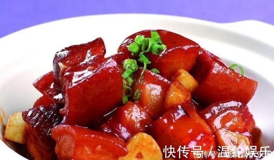 做红烧肉时，切不可直接下水煮，多加1步，肉质软烂无腥味！