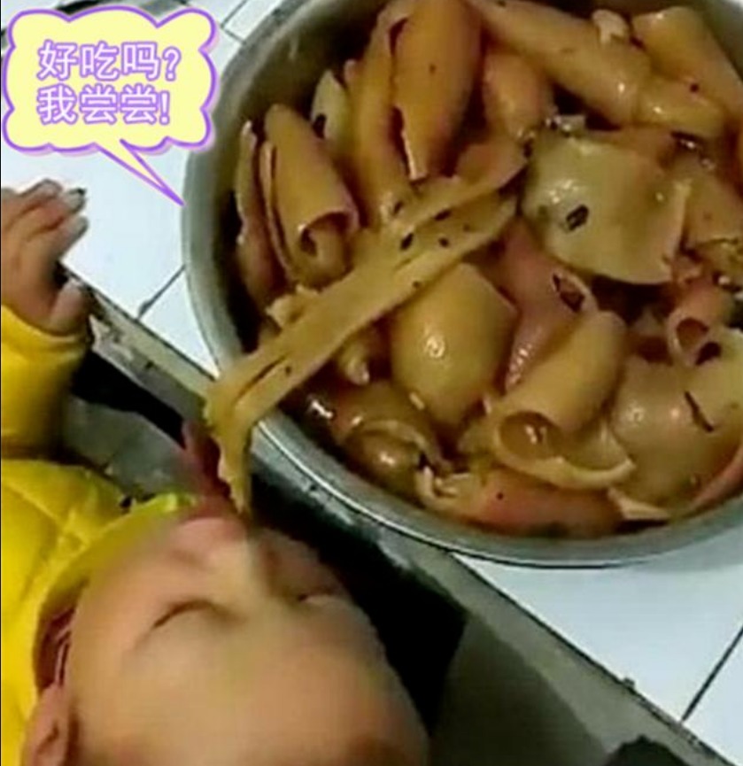 晚饭|10岁男孩半夜偷做宵夜,妈妈掐着时间来“混饭”,堪称吃货母子