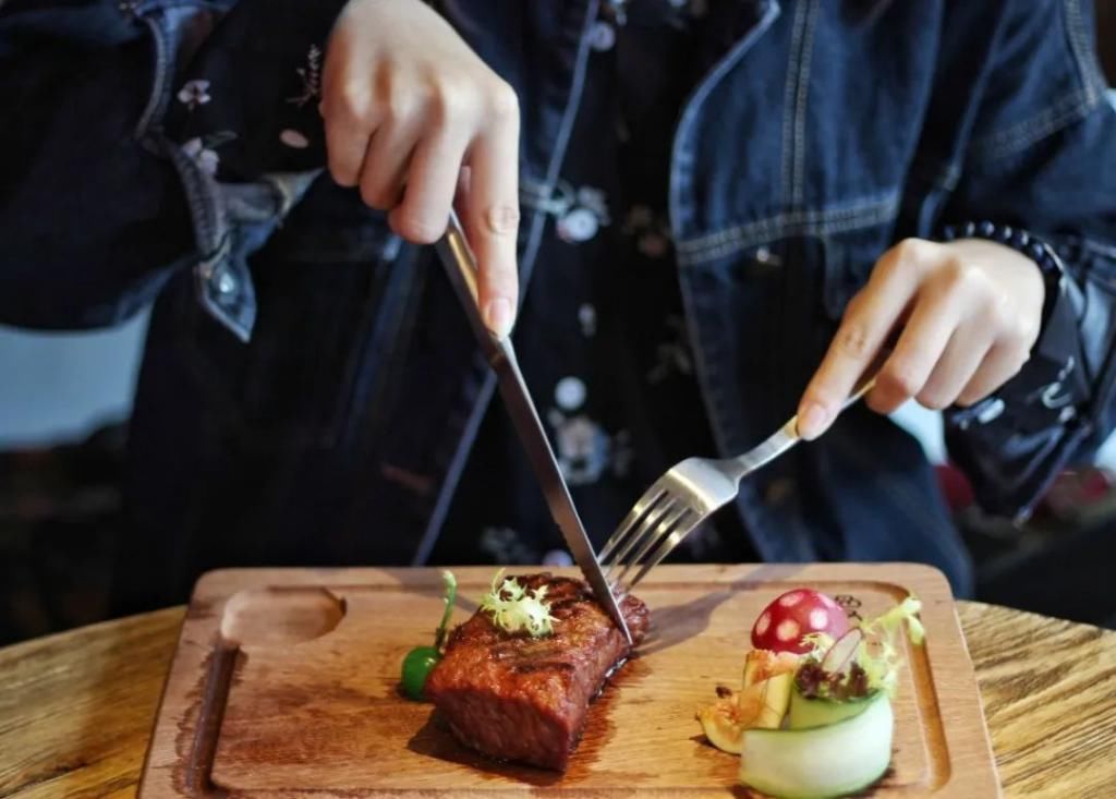 丢人|“牛排要八分熟，真丢人”，男友的一句话，毁了我们两年的恋情