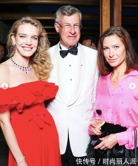 水果娜 LV太子妃才是扮嫩天花板!穿荷叶领红裙秀香肩,不像五个孩子的妈