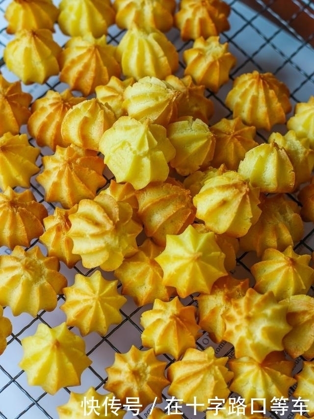 个个|个个都空心,又酥脆又香滑,一口一个,保你一次成功的小泡芙