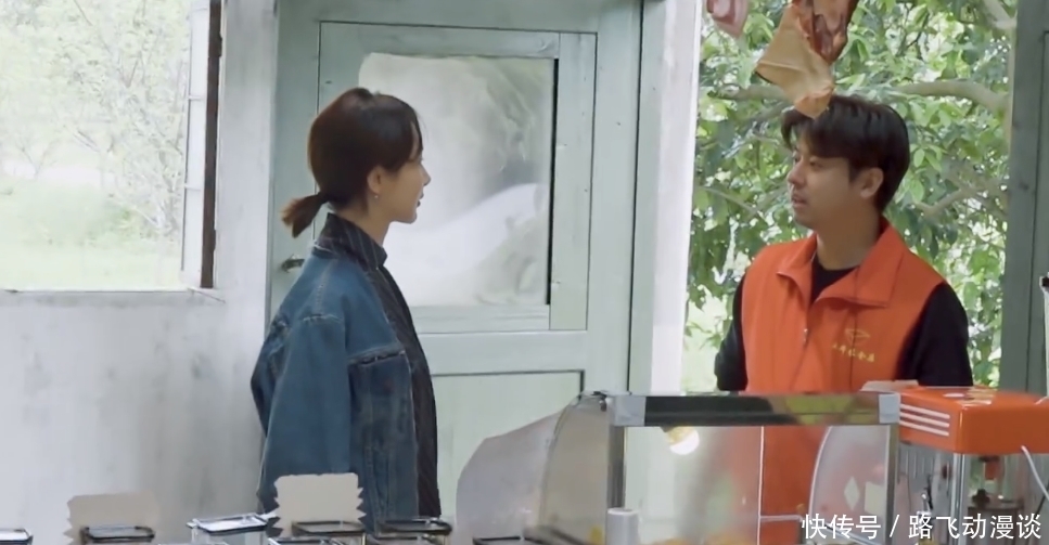 烤肠 杨紫离开蘑菇屋前,还要走全部烤肠,代价是让陈赫李诞买单的欠条