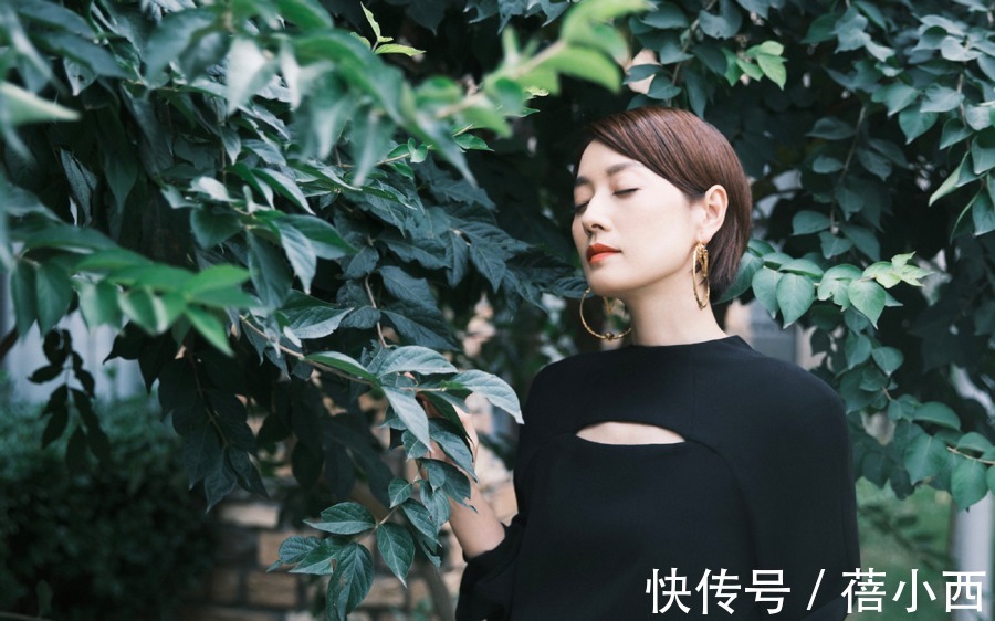 小蛮腰|又被“马伊琍”惊艳到!穿格纹连衣裙配小白靴,45岁状态逆天了