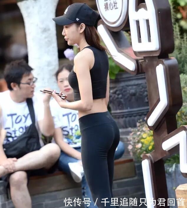 活泼型 打底裤小姐姐的穿着俏美乖甜,彰显甜美女神风范