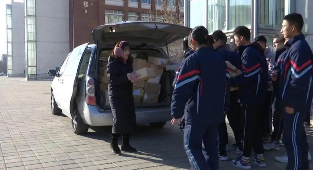 新书|育才中学这位老师的心愿成真了！她的学生们获赠大量图书！