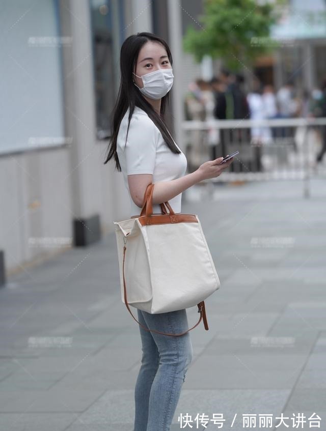 穿搭 针织短袖露脐衫,配修身牛仔裤,清凉舒适又简单美丽大方!