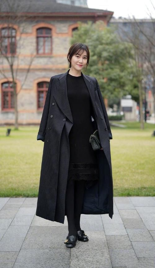 早春轻熟风：大衣+连衣裙，优雅又有女人味，气质很加分