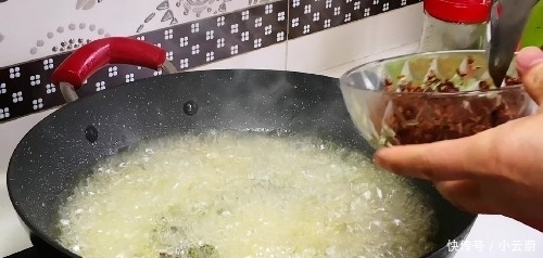 炸花椒油最忌直接入油炸,多加“1步”,花椒油又香又麻,不发苦