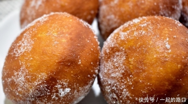 最简单面包做法:不用烤箱不用蒸,香甜又松软,5块钱做一锅