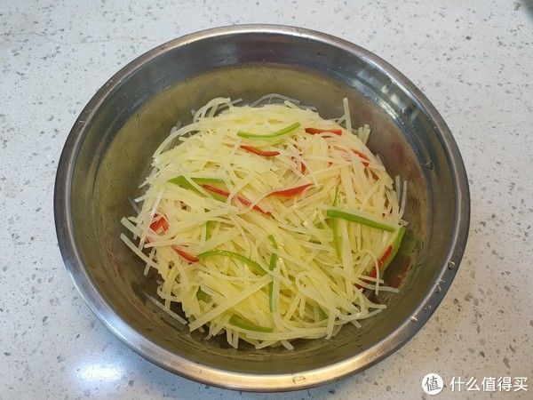 做凉拌土豆丝,别直接下锅焯水,多加一步,土豆丝脆爽入味不发黑