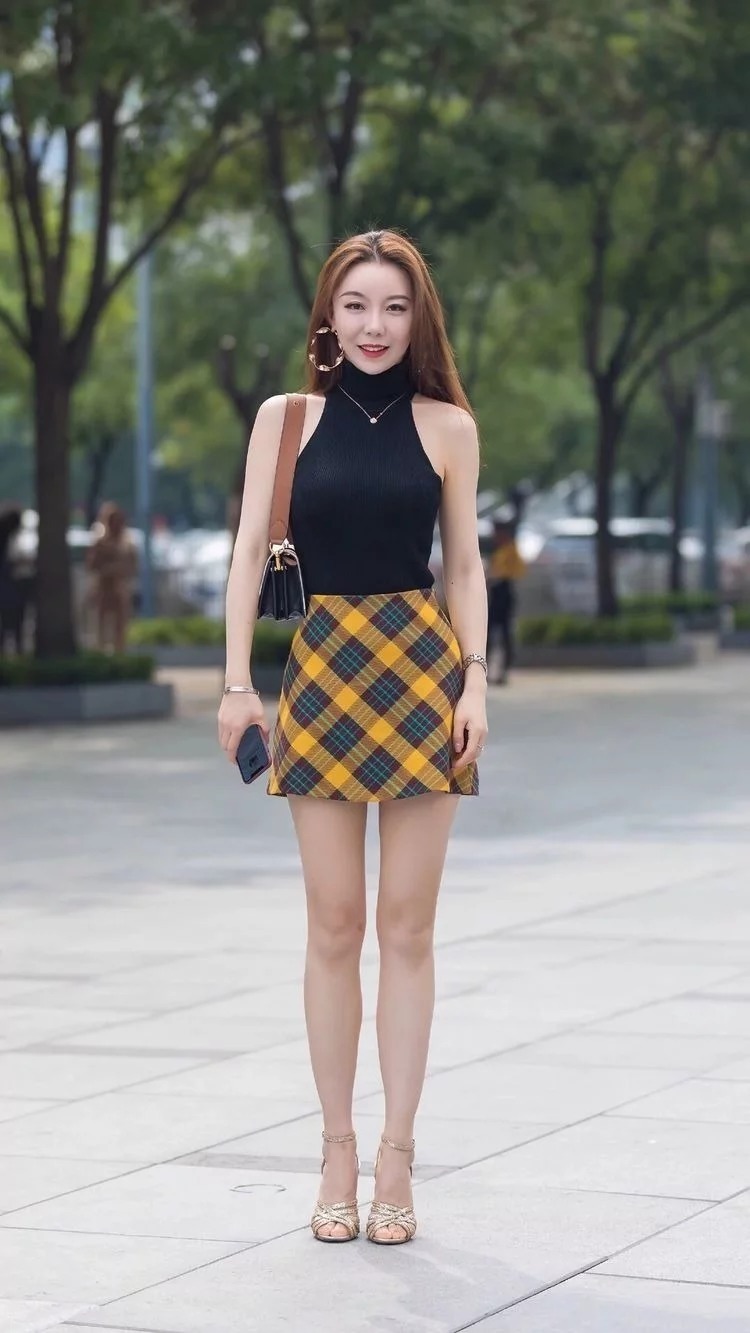 街拍:身姿挺拔美丽大方的小姐姐,一身潮流时尚的穿搭,温柔中不失大气